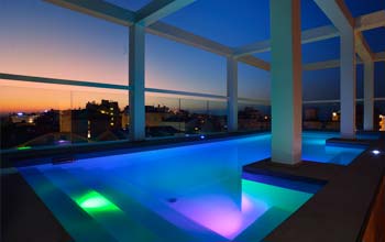 La piscina dell'Hotel Embassy di sera